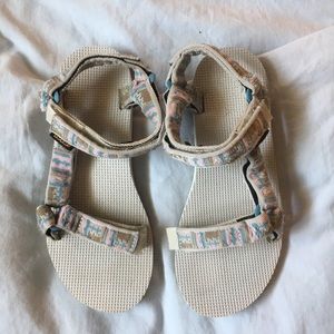 Grey Tevas